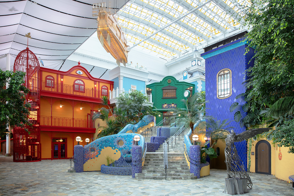 選奨2025応募_ジブリパーク整備事業CM業務_P4_ジブリの大倉庫（中央階段）写真 明豊ファシリティワークス株式会社 © Studio Ghibli